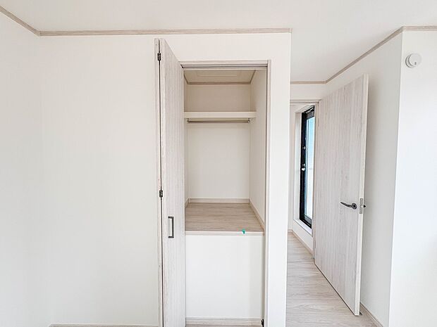 【収納】各所に配置された収納スペースは、洋服や小物はもちろんのこと、掃除機や日用予備品・お子様のおもちゃなど様々な物を収納して頂ける便利なスペースです。