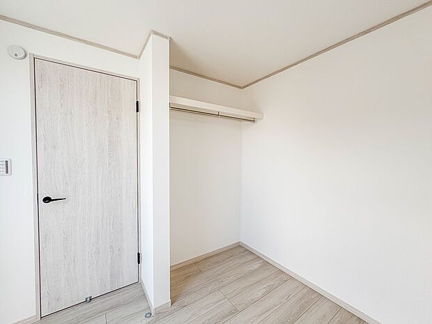 【収納】壁面クローゼットのメリットは、衣類が横一列に並ぶためひと目で洋服が選びやすいこと。衣類をたくさんお持ちの方も、限られたスペース内に無理なく収納することができます。