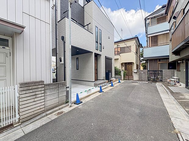 【Frontal road-前面道路4ｍ】  静かな通りに面した本物件は、落ち着いて暮らすことができます。  閑静な住宅街で比較的車の通りも少ないのでお子様も安心です。