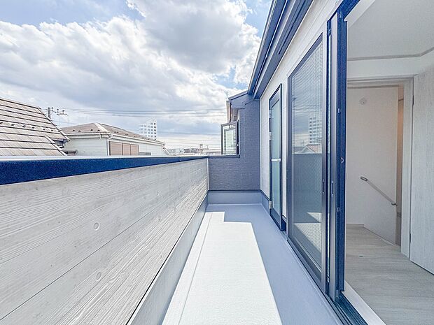 【バルコニー】  バルコニーから差し込む陽光・通風は、住環境・快適性と共に有り続ける貴重な「財産」です。