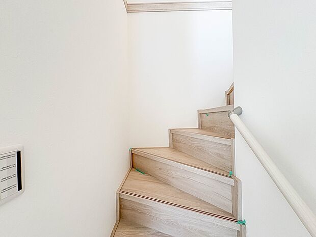 【手すり付階段】手すりがないと階段の昇り降りで危険なことはもちろん、壁に手をつきながら歩くことで壁紙が汚れやすくなります。すべての方に快適に昇り降りしていただくため、手すりを設置しました。