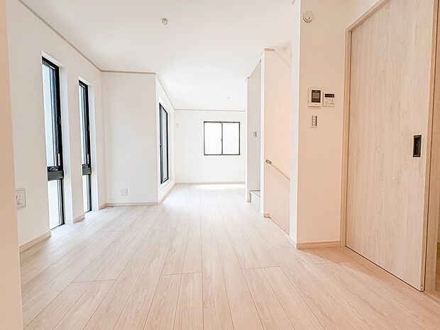 【LDK13.06帖】シンプルなデザインの家は風情がある。住む人のこだわりを感じる。外観も内装もいたってシンプル。居心地がよく、家事や趣味、子育てなどにも集中できる。家も人間も熟成するほどシ…