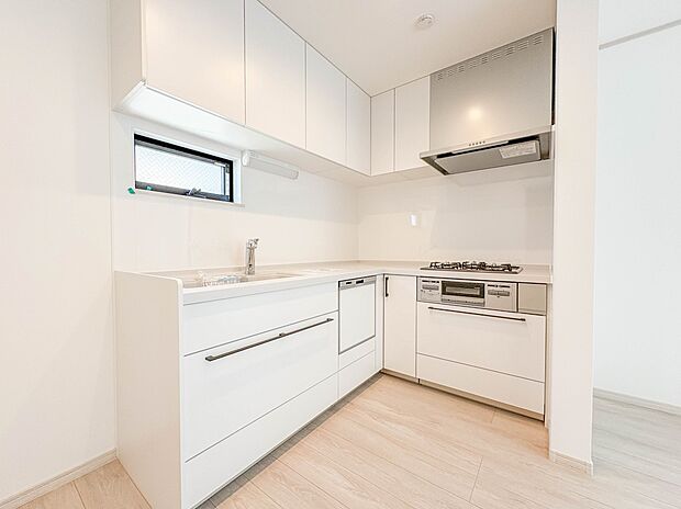 【キッチン】ナチュラルな自然光の中での調理。お洒落な食器類を余裕で収納できるスペース。動きやすい女性目線のキッチン動線。これからはお料理をつくる時間が劇的に変わります。