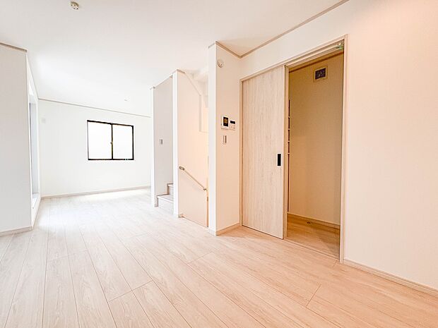 【ダイニング】ダイニングテーブルを置いても十分な広さが確保されています。