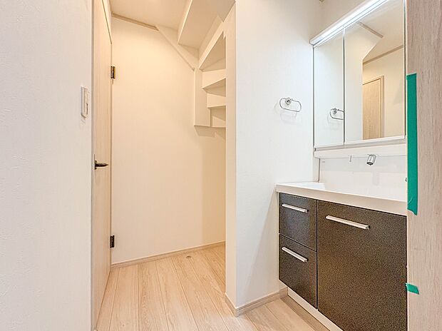 【脱衣所】洗面所は小さなプライベートスペース。歯磨き、洗顔と毎日施す個人空間。