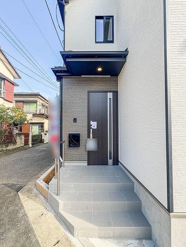 【玄関】家の顔となる玄関は、高いデザイン性が求められます。高級感と断熱性、防犯性に優れた玄関ドアを標準装備。ピッキング対策のセキュリティサムターン等、防犯に考慮しました。