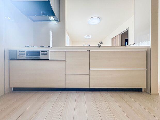 【キッチン】ナチュラルな自然光の中での調理。お洒落な食器類を余裕で収納できるスペース。動きやすい女性目線のキッチン動線。これからはお料理をつくる時間が劇的に変わります。