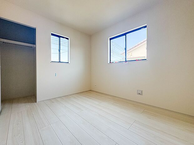 【子供部屋5.25帖】お子様のお部屋にぴったりなクロークを備えたフローリング仕様の洋室です。