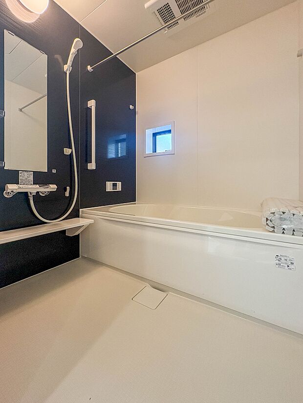 【浴室】 きっとあなたのバスタイムも単なる習慣から特別な時間に変わるはず。一日の汚れとともに疲れを洗い流し、眠りに就く前の大事なリラックスタイムを演出