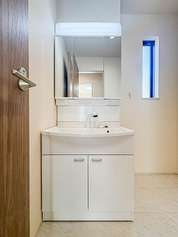 【洗面台】 十分な大きさの洗面台は、身だしなみチェックや歯磨きなど、朝の慌ただしい時間でもホテルライクなスペースで余裕とゆとりを感じて頂けます。