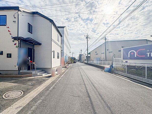 【前面道路8m】車の通行が少ないので、静かな住環境を維持することができます。