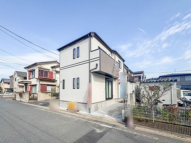 【現地】陽あたりの良さは必須条件。家族の温かさと陽光の暖かさ、楽しい毎日と明るい未来を予感させる。