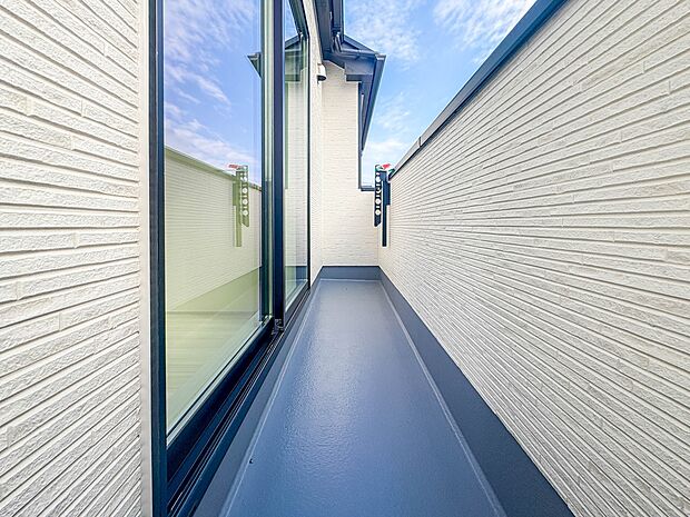 【バルコニー】 バルコニーから差し込む陽光・通風は、住環境・快適性と共に有り続ける貴重な「財産」です。