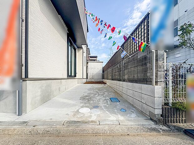 【駐車場】毎日の生活にマイカーが必須という方は、購入を検討する際、駐車場があることは大事な条件です。毎日の通勤や家族の送迎、買い物やお出かけなどクルマのある暮らしを満喫したい方は要チェック。…