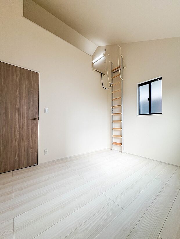 【洋室5.25帖】通風・採光に優れ、心地よい光と風が溢れています。 贅沢で豊かな居住性と、プライドを満たすクオリティが見事に調和した住空間。新築ならではの快適なひとときをご体感頂ける筈です。…