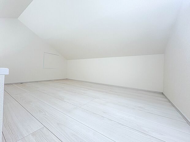 【ロフト】適度なこもり感があり、秘密基地のように遊べるロフトはお子様がワクワクする空間の一つ。寝室や吹抜けでつながるリビングの上にあることで親の存在を感じて遊ぶことができます。