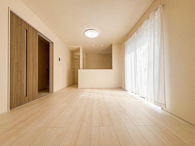 【LDK14.62帖】忙しい朝でも家族揃って食事をしたいゆとりあるダイニングスペース。