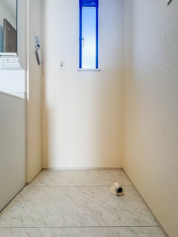 【ランドリースペース】毎日使う洗濯機。しっかりと奥行きのある置き場が確保されています。