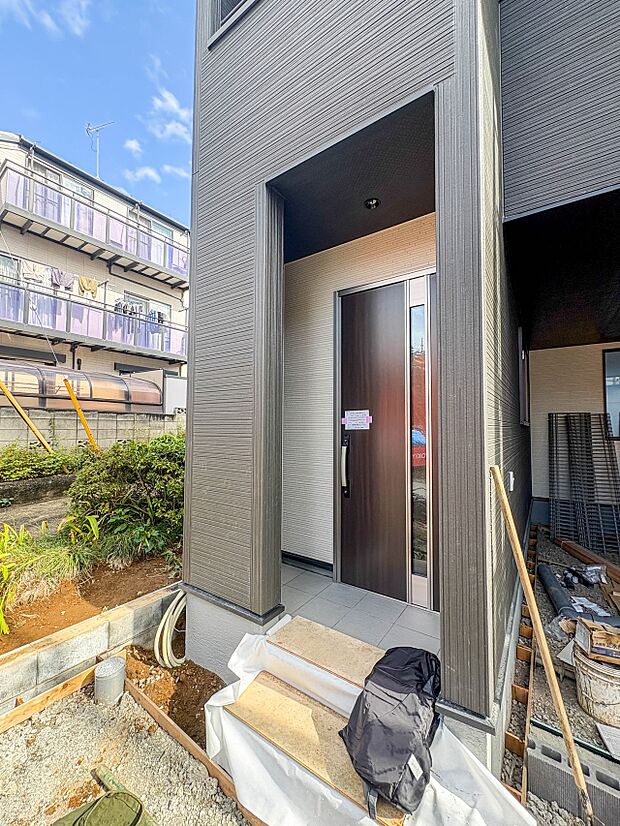 【玄関】家の顔となる玄関は、高いデザイン性が求められます。高級感と断熱性、防犯性に優れた玄関ドアを標準装備。ピッキング対策のセキュリティサムターン等、防犯に考慮しました。