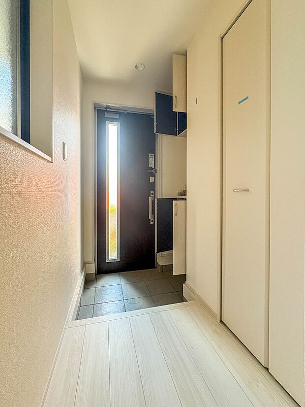 【玄関】玄関はおうちの顔と言われます。玄関アプローチは、外観デザインの印象を左右します。ご家族の個性を出しながら、素敵な玄関でお客様をお迎えしてください。