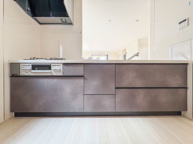 【キッチン】ナチュラルな自然光の中での調理。お洒落な食器類を余裕で収納できるスペース。動きやすい女性目線のキッチン動線。これからはお料理をつくる時間が劇的に変わります。