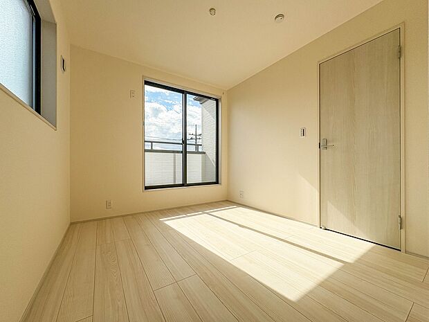 【子供部屋5.34帖】お子様のお部屋にぴったりなクロークを備えたフローリング仕様の洋室です。