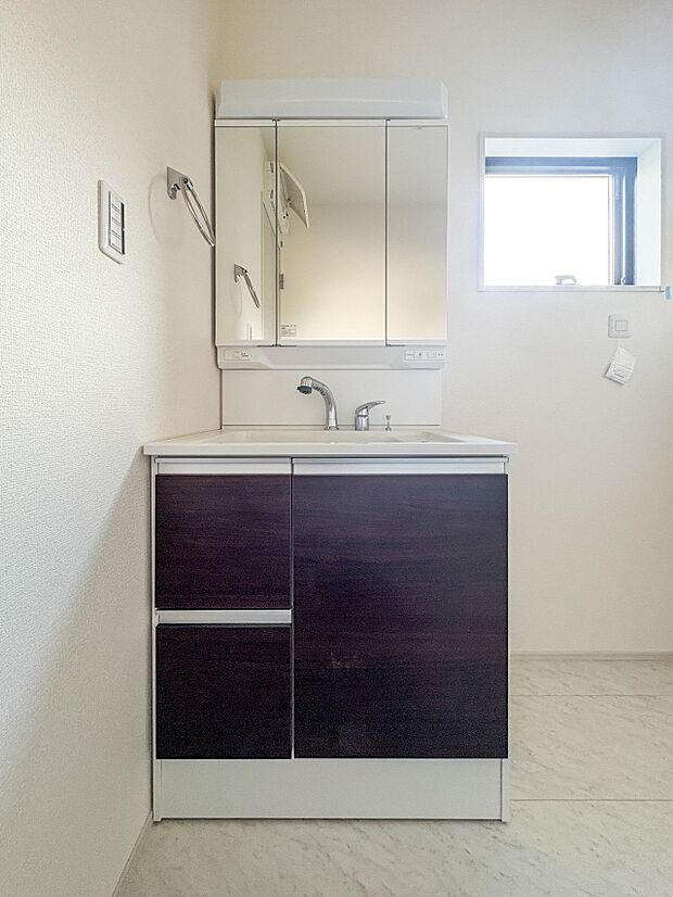 【洗面台】 十分な大きさの洗面台は、身だしなみチェックや歯磨きなど、朝の慌ただしい時間でもホテルライクなスペースで余裕とゆとりを感じて頂けます。