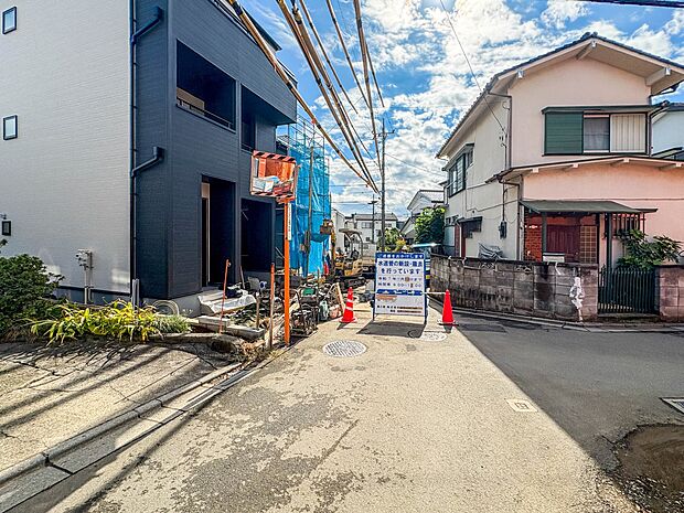 【前面道路4ｍ】車の通行が少ないので、静かな住環境を維持することができます。