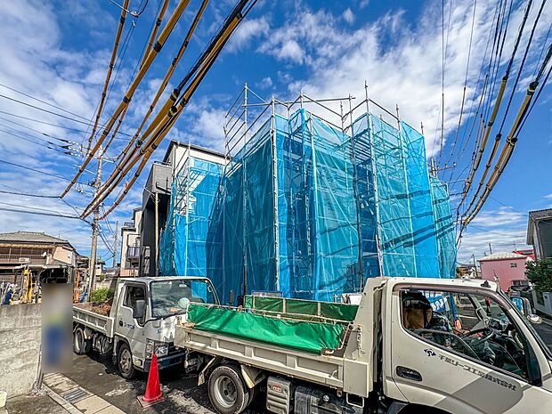 【現地】陽あたりの良さは必須条件。家族の温かさと陽光の暖かさ、楽しい毎日と明るい未来を予感させる。