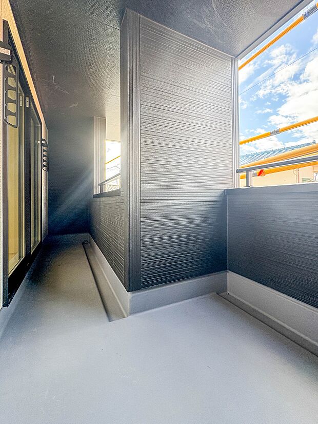 【バルコニー】  朝の澄んだ空気や、夕方に吹く清々しい風を五感で感じられるバルコニー。屋外にあって、住まいの中でも本当の自然を感じられるスペースです。