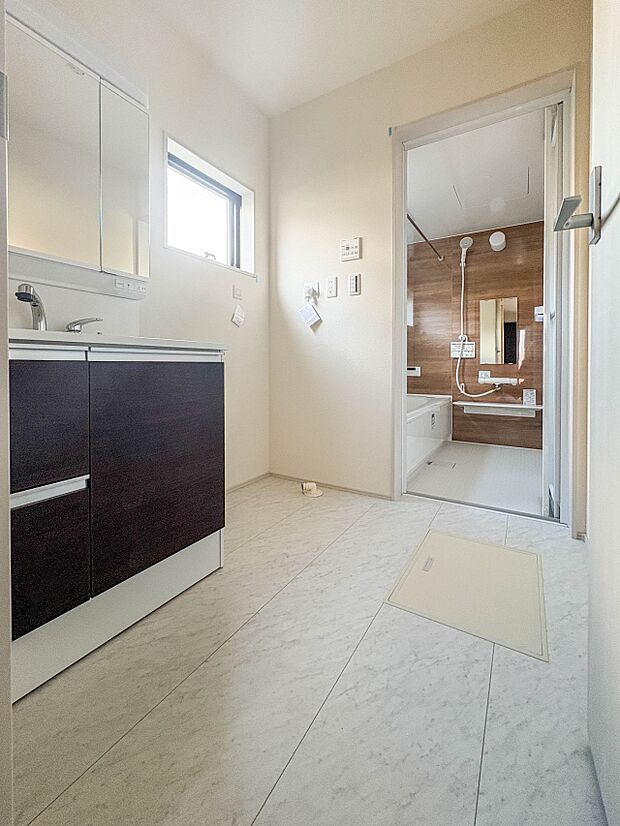 【脱衣所】洗面所は小さなプライベートスペース。歯磨き、洗顔と毎日施す個人空間。