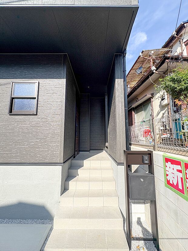 【玄関】家の顔となる玄関は、高いデザイン性が求められます。高級感と断熱性、防犯性に優れた玄関ドアを標準装備。ピッキング対策のセキュリティサムターン等、防犯に考慮しました。