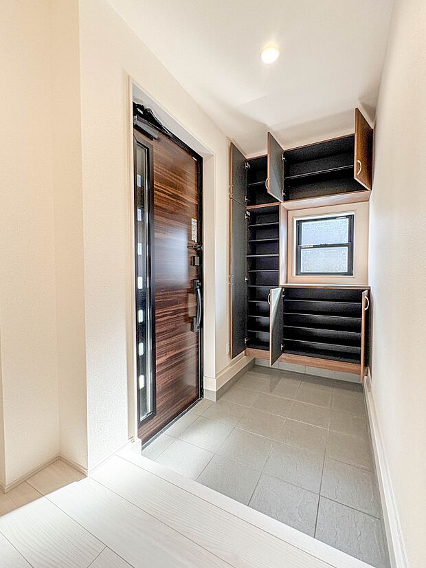 【玄関】スタイリッシュかつ品のある玄関。晴れの日も、雨の日も、風の日も、ご家族やお客さまを安心して迎えます。