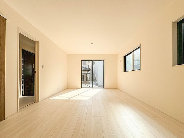 【LDK17.75帖】うららかな陽射しがどのお部屋にも降り注ぎますように、快適さを追求した間取設計。得難い立地環境での生活を恵みの豊かな永住の地へと変えてくれます。