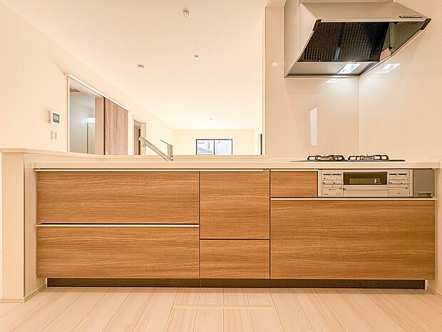 【キッチン】ナチュラルな自然光の中での調理。お洒落な食器類を余裕で収納できるスペース。動きやすい女性目線のキッチン動線。これからはお料理をつくる時間が劇的に変わります。