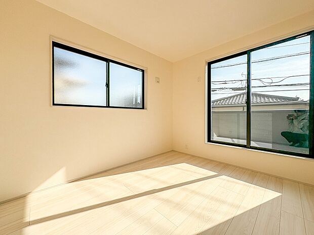 【子供部屋5.25帖】お子様のお部屋にぴったりなクロークを備えたフローリング仕様の洋室です。