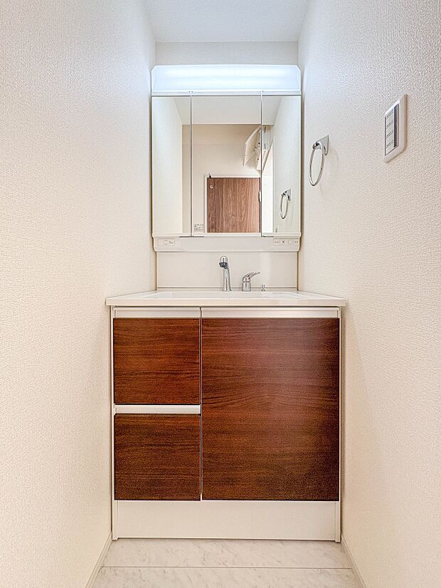 【洗面台】 十分な大きさの洗面台は、身だしなみチェックや歯磨きなど、朝の慌ただしい時間でもホテルライクなスペースで余裕とゆとりを感じて頂けます。