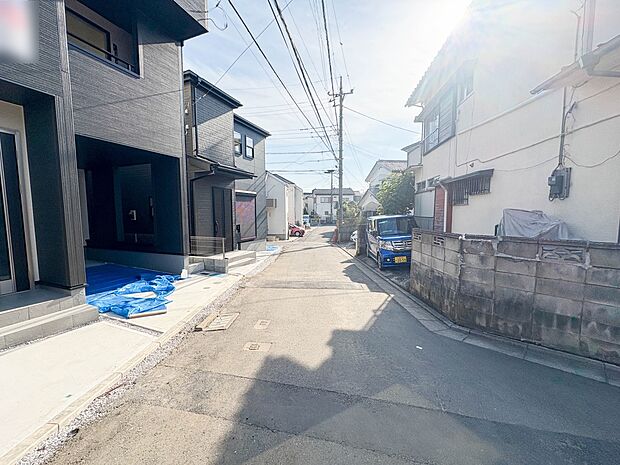 【前面道路4m】車の通行が少ないので、静かな住環境を維持することができます。