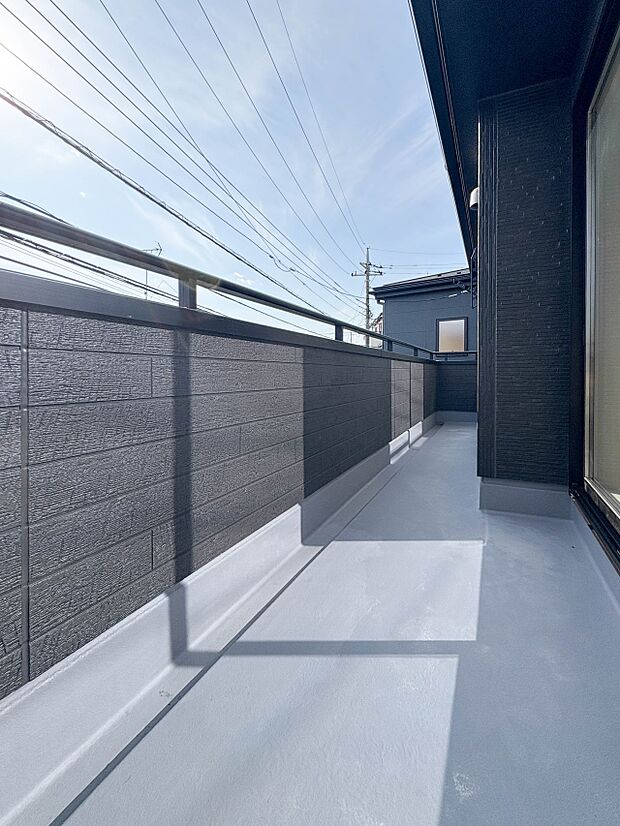 【バルコニー】 バルコニーから差し込む陽光・通風は、住環境・快適性と共に有り続ける貴重な「財産」です。