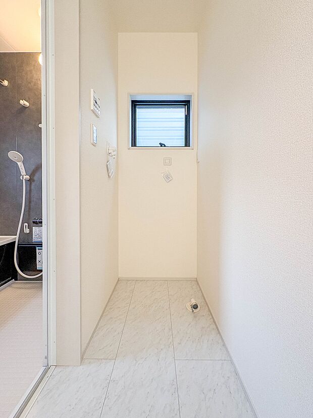 【バルコニー】 バルコニーから差し込む陽光・通風は、住環境・快適性と共に有り続ける貴重な「財産」です。