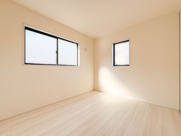 【洋室5.25帖】柔らかな陽光とフローリングの色味が調和した快適な空間。