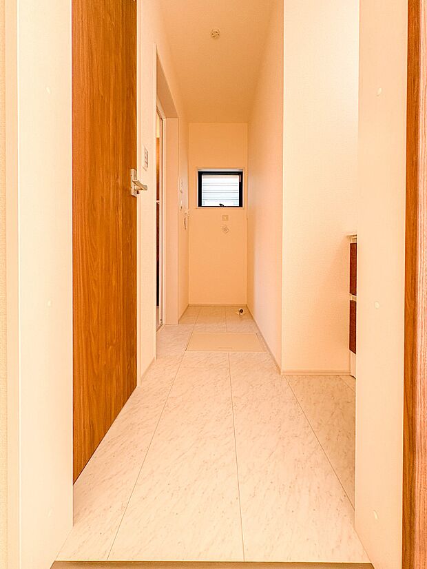 【脱衣所】洗面所は小さなプライベートスペース。歯磨き、洗顔と毎日施す個人空間。