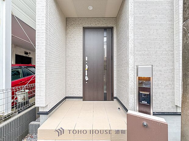 【玄関】家の顔となる玄関は、高いデザイン性が求められます。高級感と断熱性、防犯性に優れた玄関ドアを標準装備。ピッキング対策のセキュリティサムターン等、防犯に考慮しました。