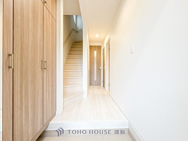 【玄関】スタイリッシュかつ品のある玄関。晴れの日も、雨の日も、風の日も、ご家族やお客さまを安心して迎えます。