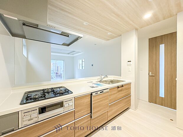 【LDK18帖】三口コンロで料理の幅を拡げてくれる使いやすいシステムキッチンを採用。洗い場も大きいので野菜や食器を洗ったりする際にも捗り、奥様の強い味方となってくれるはずです。