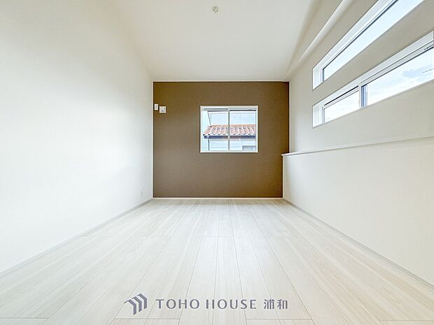 【BR6帖】大きな窓からたっぷりと陽光が注がれる明るい空間。