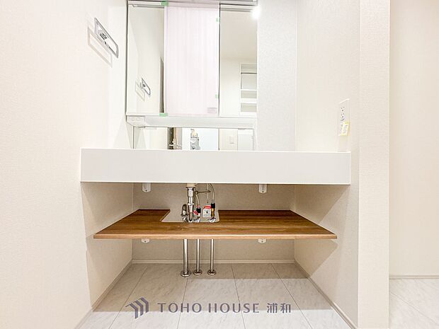 【三面鏡洗面化粧台】 ミラーを手前に引けば、楽な姿勢で髭剃りやメイクができます。合わせ鏡にすればヘアスタイルのチェックもラクラク。洗面化粧台のミラー裏にはたっぷり入る収納スペースを設けてい…