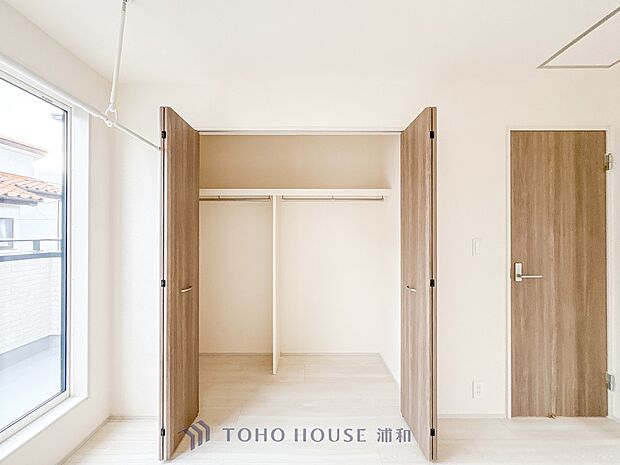 【WIC（ウォークインクローゼット）】何より、中に入れば全ての服が見てわかるので選択しやすいんです。朝の忙しいときなど便利だな〜と思いますよ。一つのスペースで済むって所がいいんですよね。