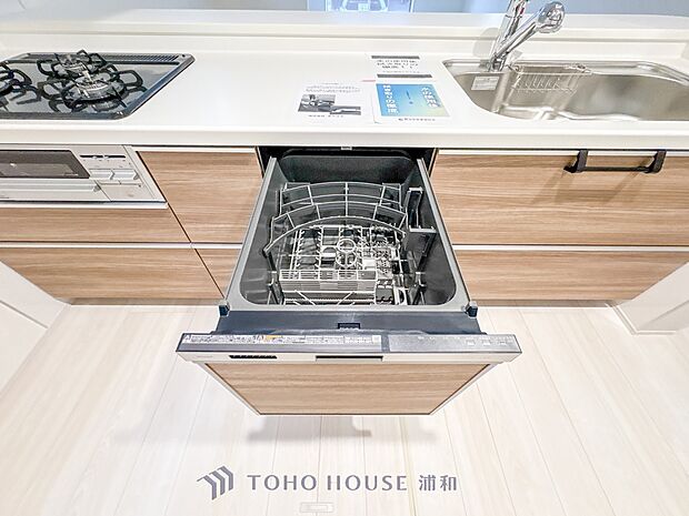 【ビルトイン食器洗浄乾燥機】食器洗いのわずらわしさから開放してくれる嬉しい設備。後片付けの手間を減らし奥様の時間を有効活用できます。お湯と洗剤を使う機会が少なくなるため、手荒れ防止にも。
