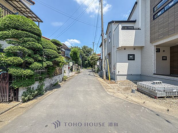 【前面道路、公道4m】家の前をまっすぐの通りが走っている。クルマは少なく、人々は毎朝、ウォーキング、ジョギング、犬の散歩など、フリーな朝時間を過ごしている。